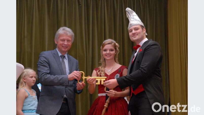 Bürgermeister Lothar Müller überreicht dem neuen Prinzenpaar, Prinzessin Corinna I. und Prinz Andreas I., symbolisch den Rathausschlüssel.

  Bild: gbj