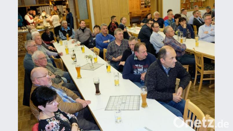Für Vorbacher Verhältnisse gut besucht ist die Bürgerversammlung im Schützenhaus in Oberbibrach. Bild: do
