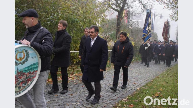 Mit der Blaskapelle zogen Bürgermeister Manfred Dirscherl (Mitte), Gemeinderäte und Fahnenabordnungen zum Gedenkgottesdienst beim Volkstrauertag in die Pfarrkirche. Bild: mmj