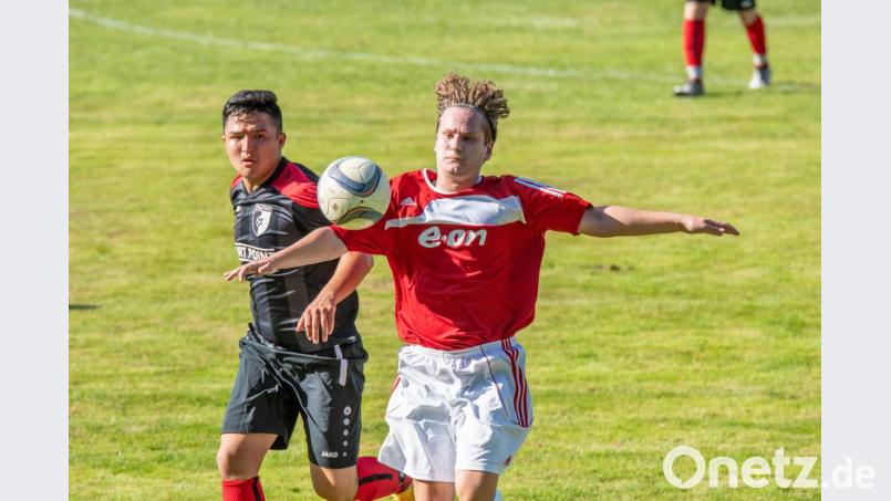 Shafi Husseini (links) spielt Fußball bei der SpVgg Trabitz. Dem Mittelfeldspieler droht die Abschiebung. Bild: exb