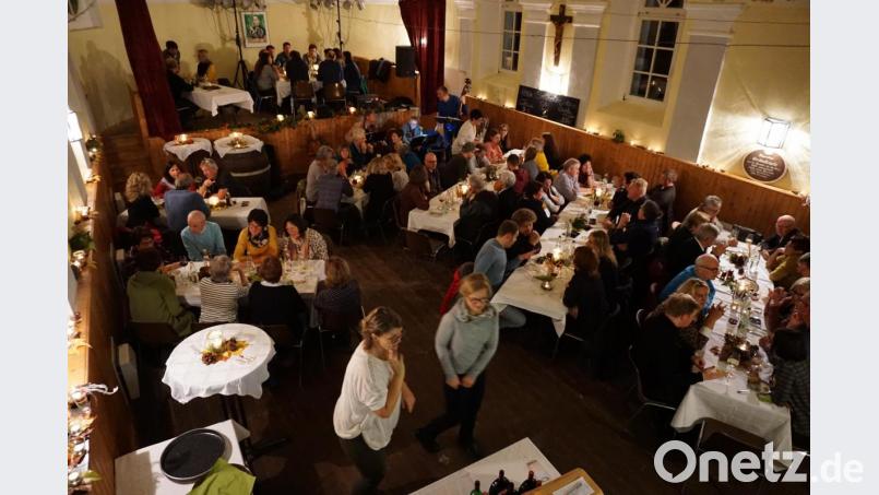 Über ein volles Gesellenhaus, beschwingte Musik, leckere Weine und schmackhafte Brotzeiten freute sich die Kemnather Kolpingsfamilie. Bild: kaz