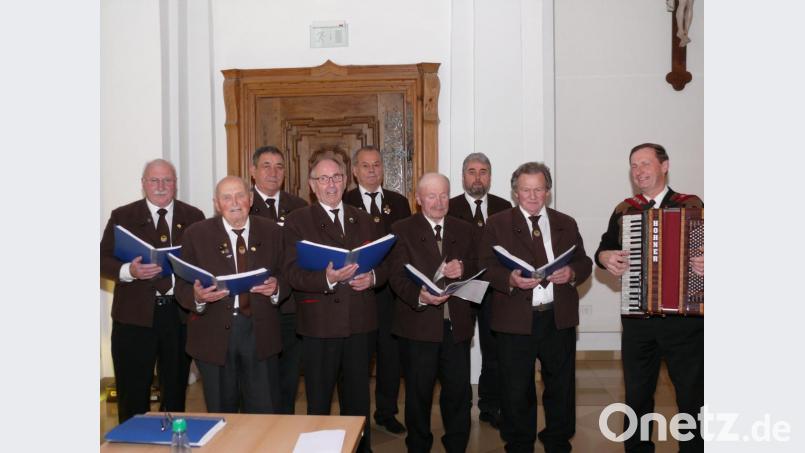 Die Singgruppe der Eghalanda Gmoi unter Leitung von Alois Fischer, rechts. Bild: kgg