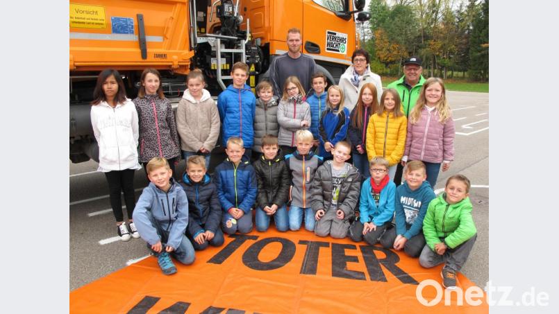 Die Klasse 4b der Grundschule Vilseck bei der Demonstration der tödlichen Gefahren im Bereich des toten Winkels mit (hinten von links) Michael Ruppert, Studienrätin Paula Weiß und Verkehrserzieher Andreas Bahle. Bild: khg