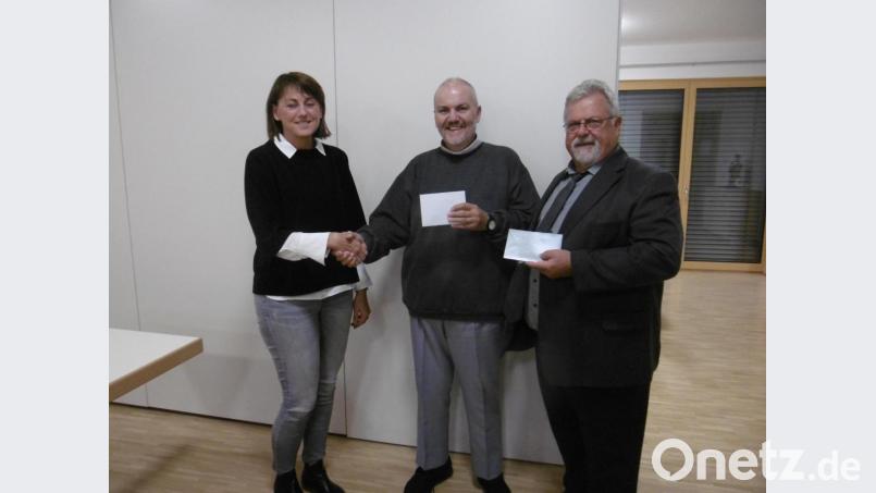 Pater Gerhard Lagleder (Mitte) freut sich über die Spende für sein Projekt in Südafrika, die Pfarrgemeinderatssprecherin Ulrike Duschner und Pfarrer Arnold Pirner übergeben. Bild: rgl