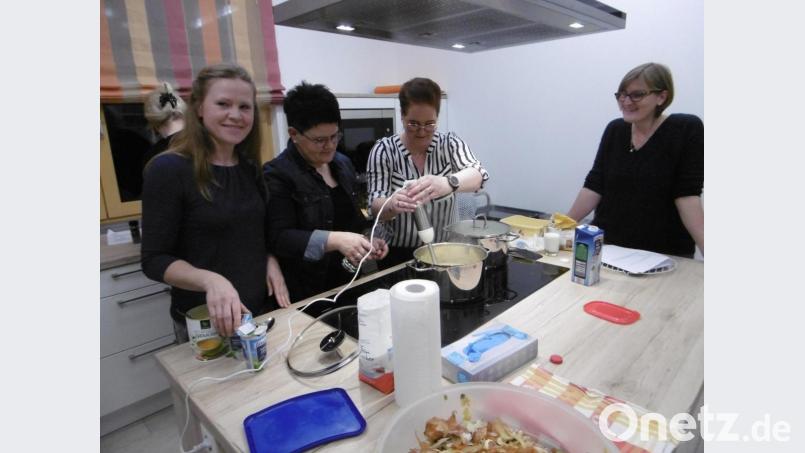 Die Köchinnen probieren die traditionellen Rezepte aus. Bild: rgl