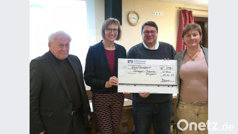 Bürgermeister Hans Wilhelm (links) sowie die Vorstandsmitglieder Johanna Baumann (Zweite von links) und Monika Schwandtner (rechts) übergaben Landvolkpfarrer Udo Klösel einen Scheck über 500 Euro. Bild: exb/Baumann