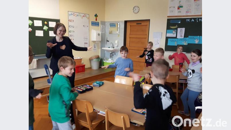 Schulrätin Martina Puff las in der Klasse 3b aus dem Buch „Kakerlakenbande“. Bild: Grundschule Waldsassen/exb