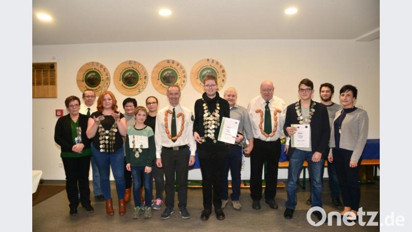 Sportwart Jürgen Völkl (Zweiter von links) überreicht mit Jugendleiter Johannes Kick (Siebter von links) die königlichen Würden an die neuen Schützenkönige. Claudia Busch (Dritte von links) nahm die Königskette nur in Vertretung ihrer Schwester Johanna in Empfang. Thomas Kick (Fünfter von links) ist Schützenkönig der Jugend, Christian Heinl (Mitte) Schützenkönig Luftgewehr, Simon Stahl (Dritter von links)t Schützenkönig Luftpistole offene Klasse. Bürgermeisterin Tanja Schiffmann (rechts) gratuliert. Bild: bey