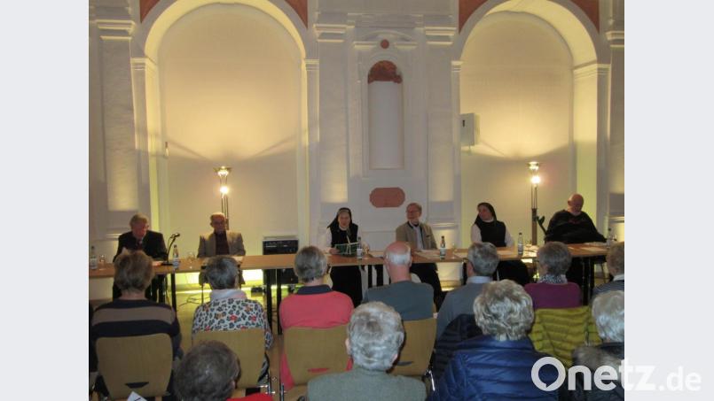 Alle bayerischen Dialekte waren vertreten durch Interpreten am Podium: Von links Robert Treml, Manfred Brunner, Äbtissin Laetitia Fech, Ludwig Spreitzer, Sr. Sophia Schlembach und Hans G. Lauth. Bild: kgg