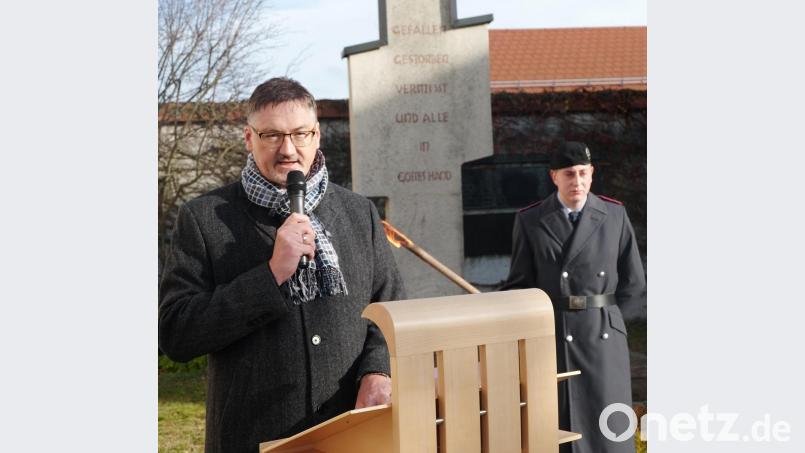 Viele Familien hatten einen schweren Schicksalsschlag hinzunehmen, erinnert Bürgermeister Hans Prechtl in seiner Ansprache vor dem Ehrenmal. Bild: ohr