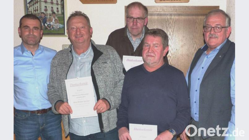 Auch Ehrungen stehen in der Hauptversammlung der Unparteiischen Wählergruppe Schlammersdorf auf der Tagesordnung. Für 20-jährige Zugehörigkeit überreichen Vorsitzender Gerhard Löckler (rechts) und sein Stellvertreter Stefan Lautner (links) an Helmut Speckner, Albert Schreglmann und Bernhard Müller (Mitte, von links) Ehrenurkunden. Bild: br