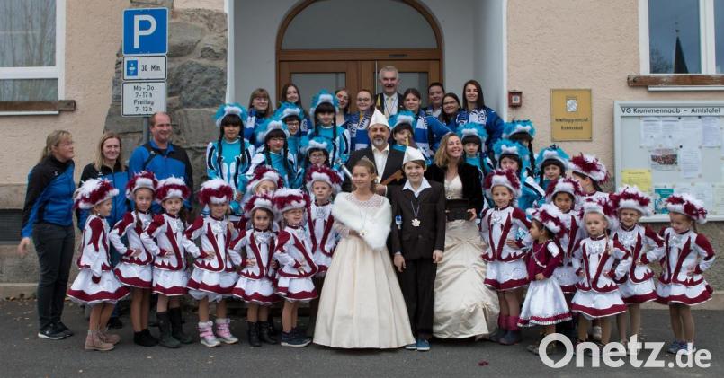 Die Garden des TSV Krummennaab eroberten das Krummennaaber Rathaus. Die Narren rund um das Kinderprinzenpaar Sarah I. und Kilian I. (vorne) sowie das Prinzenpaar Thilo I. uns Heike I. (dahinter) nahmen Bürgermeister Uli Roth (hinten) Rathausschlüssel und Geldschatulle ab. Bild: nza