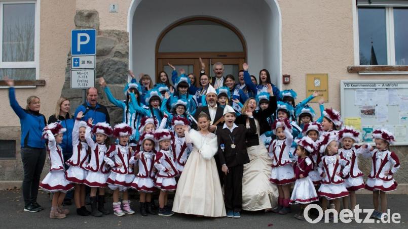 Die Garden des TSV Krummennaab eroberten das Krummennaaber Rathaus. Die Narren rund um das Kinderprinzenpaar Sarah I. und Kilian I. (vorne) sowie das Prinzenpaar Thilo I. uns Heike I. (dahinter) nahmen Bürgermeister Uli Roth (hinten) Rathausschlüssel und Geldschatulle ab. Bild: nza