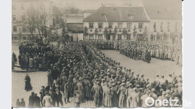 Das Bild zeigt den Empfang der am 2. Dezember 1918 zur „Abwicklung“ eingetroffenen Truppe (I. Bataillon/ 6. Landwehr-Infanterie-Regiment) durch Bürgermeister Karl Julius Troeger auf dem Luitpoldplatz. Bild: Stadtarchiv