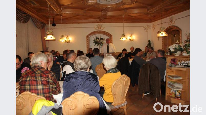 Mit über 70 Teilnehmern war das Gasthaus Pösl bei der Bürgerversammlung gut gefüllt. Bürgermeister Heinz Weigl (im Hintergrund, stehend) gab seinen Bericht ab. Bild: frd