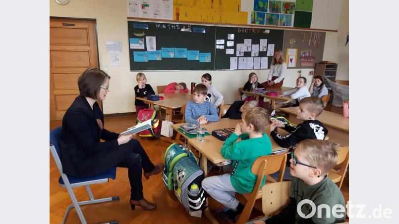 Schulrätin Martina Puff las in der Klasse 3b aus dem Buch „Kakerlakenbande“. Bild: Grundschule Waldsassen/exb