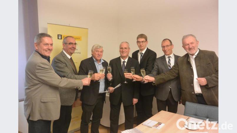 Alois Karl (Dritter von links) stieß mit Otto Hieber (rechts) Bürgermeiste Joachim Neuß (links) Rainer Remmele, Gerhard Reile und Peter Miltenberger auf ein Gelingen der Umbau- und Sanierungsarbeiten an. Bild: Christian Biersack/exb