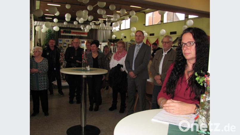 Ein Sektempfang und Musik eröffnen feierlich die 13. Hobby-Kunstausstellung der FWG am Sonntag eröffnet. Gabi Paulus (rechts) stellt die einzelnen Aussteller vor. Bild: sei