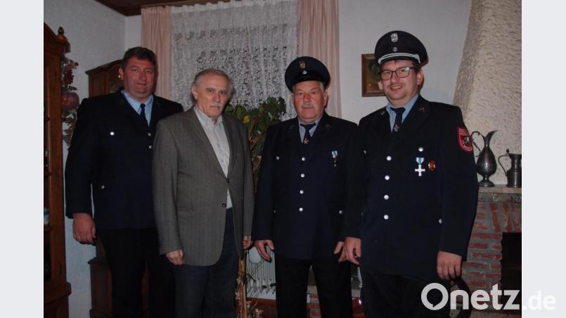 Feuerwehr-Vorsitzender Josef Hierold junior (links) sowie zweiter Kommandant Peter Landgraf und Hans Wittmann (von rechts) gratulieren Josef Jungkunz zum 75. Geburtstag. Bild: gi