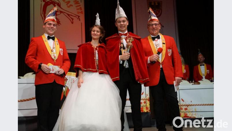 Neues Prinzenpaar mit Obrigkeiten der Gilde. Von Links: Benjamin Schenk, Victoria, Leopold, Martin Gramsch​. Bild: abi