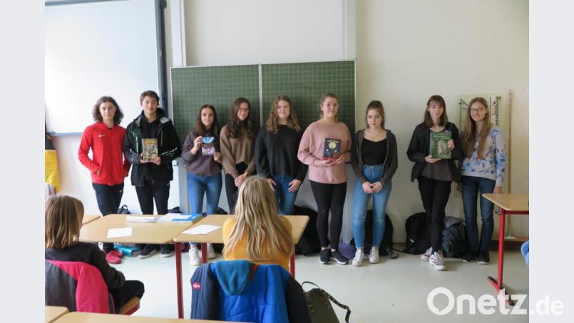 Jonas Heining, Christian Landgraf, Luisa Schwarzer, Franziska Ott, Alina Barth, Lara Strößenreuther, Nathalie Krodel, Rebeka Iwicki und Johanna Weismeier (von links) zogen beim Vorlesen eines spannenden Buchausschnitts ihre Mitschüler und Mitschülerinnen in den fünften Klassen ganz in ihren Bann. Bild: jzk