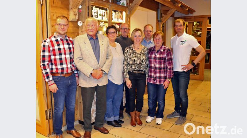 Vorsitzender Frank Steffens (rechts) und Ehrenvorsitzender Günther Dietrich (Zweiter von links) gratulierten den langjährigen Mitgliedern. Bild: agr
