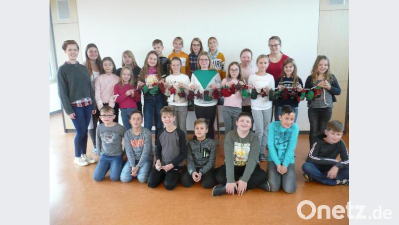 Rechenaufgaben statt nur Zahlen: Einen besonderen Adventskalender haben die Viertklassler der Grundschule Winklarn-Thanstein mit ihren jungen Lehrerinnen gebastelt. Bild: amö