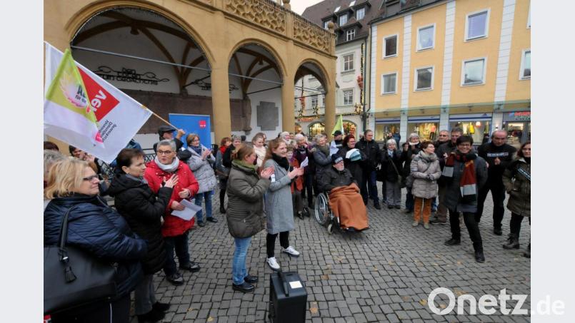 Rund 60 Pfleger*innen, Pflegebedürftige und Angehörige kamen zur Mahnwache des Verdi-Aktionstages für die Altenpflege auf den Marktplatz. Bild: Stephan Huber
