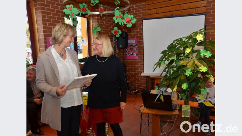 Bei der Einführung von Grundschulrektorin Beate Vetterl (links) übernahm Konrektorin Dorit Schmid (rechts) die Organisation der Feier. Bild: dob