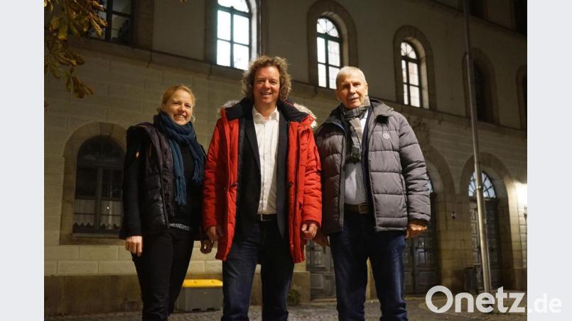 Stefan Frank (Mitte) will auf den Chefsessel im Rathaus. Ortsvereinsvorsitzende Christine Lauterbach und Fraktions-Chef Konrad Scharnagl wollen ihren Kandidaten voll unterstützen. Bild: Matthias Bäumler