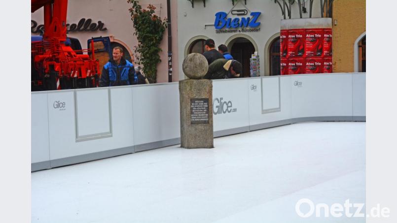 Mitten in der Weihnachtsmarkt-Kunsteisbahn steht eine Erinnerungstafel an den Stadtbach aus Granit Bild: Gabi Schönberger