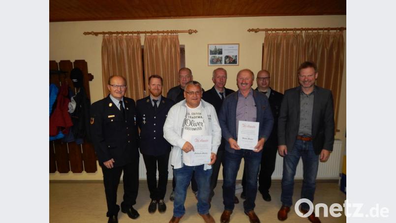 Die Feuerwehr Hiltersdorf ehrt langjährige Mitglieder (von links): Kreisbrandinspektor Hubert Blödt, Vorsitzender Herbert Heldmann, Gerhard Gerhard, Bernhard Wirth, Berthold Heldmann, Hans Meyer, Markus Schwarz und Bürgermeister Alwin Märkl. Bild: exb