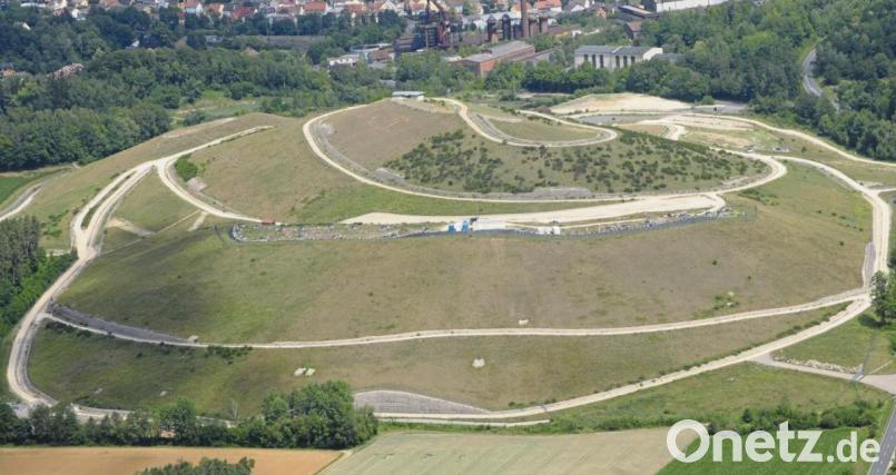 Sulzbach-Rosenberg hat ein enormes Potenzial, zu dem sicher auch der Schlackenberg gehört. Dieser wird bis auf einige Führungen eher sehr spärlich genutzt. Neue Nutzungsformen dieser größten sanierten Deponie Bayerns sind jetzt Bestandteil des neuen Stadtmarketing-Konzeptes. Bild: ge