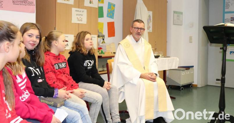 Einen Klassenzimmer-Gottesdienst feierten die sechsten Klassen der Mädchenrealschule der Zisterzienserinnen zusammen mit Pfarrer Thomas Vogl. Bild: Mädchenrealschule Waldsassen/exb