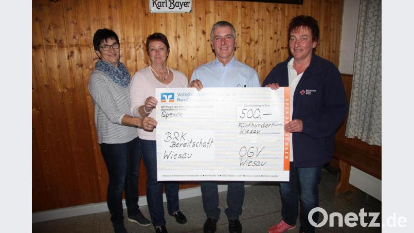 Mit 500 Euro reiht sich der Obst- und Gartenbauverein in die Spenderliste des BRK ein. Im Bild (von links) Monika Meißner, Martina Fröhler, Josef Konz und Conny Klarner. Bild: wro