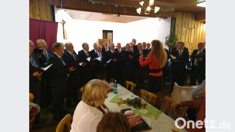 Der Männergesangsverein unter Jana Müller versprühte viel Elan und Humor. Bild: mma