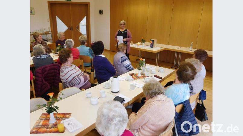 Wie wichtig Vertrauen ist, zeigte Elisabeth Ponnath (stehend) beim Frauenfrühstück auch anhand der Bibel auf. Bild: hai