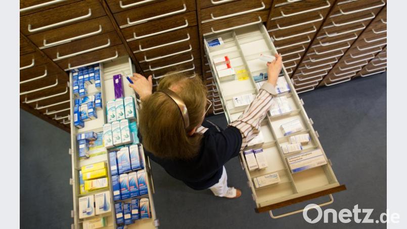 Die Szene spielt sich in einer Apotheke ab - so wie täglich tausende Male in ganz Deutschland. Eine Patientin braucht ein Medikament. Aber sie bekommt es nicht. &quot;Lieferengpass.&quot; Symbolbild: Friso Gentsch