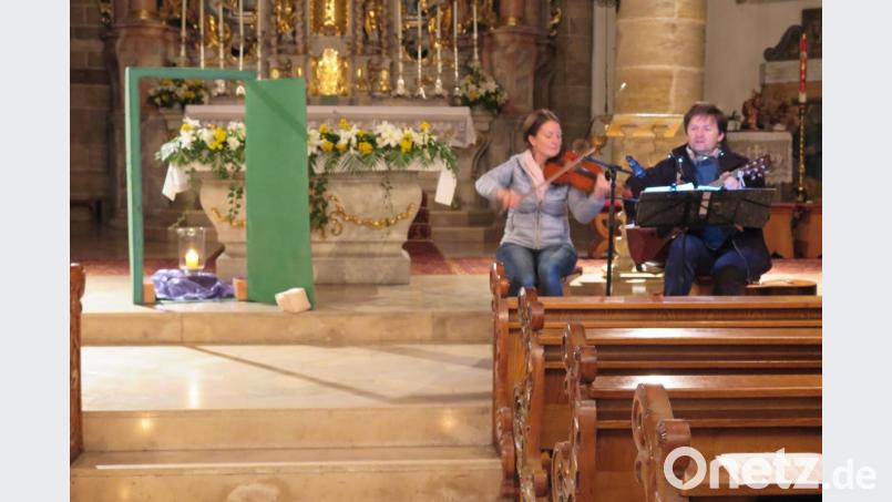 Neben einer symbolischen Türe begleiteten Kathrin Karban-Völkl und Robert Baier die Lieder auf ihren Instrumenten. Bild: jzk