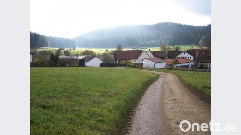 Diese Ortsansicht wird sich vorerst nicht verändern, die Bauplätze die im Vordergrund geplant waren sind Geschichte. Bild: rrd