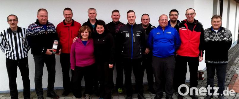 Kreisschiedsrichterobmann Ingo Hannes (links) und Wettbewerbsleiter Klaus Horn (rechts) und Spieler aus den ersten Fünf jeder Gruppe freuen sich über den guten Verlauf des Turniers. Bild: R. Kreuzer