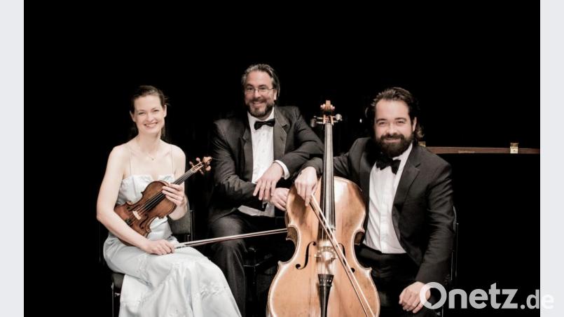 Das „Atos Trio“ mit (von links) Annette von Hehn (Violine) , Thomas Hoppe (Klavier) und Stefan Heinemeyer (Violoncello). Mit Preisen von Melbourne über Graz bis London ausgezeichnet, spielt dieses 2003 gegründete Trio rund um den Globus in bedeutenden Konzertsälen und bei renommierten Festivals. Bild: Frank Jerke