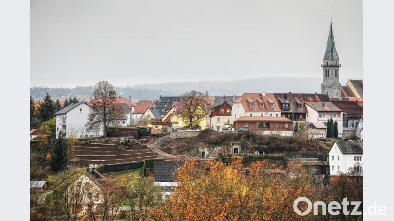 Die Arbeiten an der Aussichtsplattform am Mühlbühl sowie einer Treppenanlage zur Ringstraße laufen bereits. Bild: JOCHEN NEUMANN 
ERBENDORF
