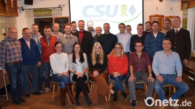 Einstimmige Ergebnisse gab es bei der Nominierungsversammlung des CSU-Ortsverbandes in Hohenburg sowohl für die Bürgermeisterkandidatur als auch für die Marktgemeinderatsliste. Dazu gratulierte CSU-Kreisvorsitzender Harald Schwartz (rechts) Bild: bö