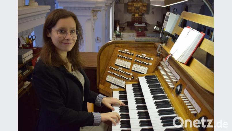 Kirchenmusikerin Kornelia Cichon an ihrem „neuen Arbeitsplatz“ in der Stadtpfarrkirche. Bild: szl