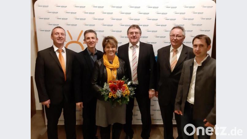 Über die Nominierung freuen sich Bürgermeister Hans-Martin Schertl mit seiner Ehefau Gerlinde (Bildmitte) sowie 1. Vorsitzender Markus Schertl und Kreisvorsitzender Albert Geitner (v.l.) und 2. Vorsitzender Heinrich Ruppert und Fraktionsvorsitzender Manuel Plößner (v.r.). Bild: exb