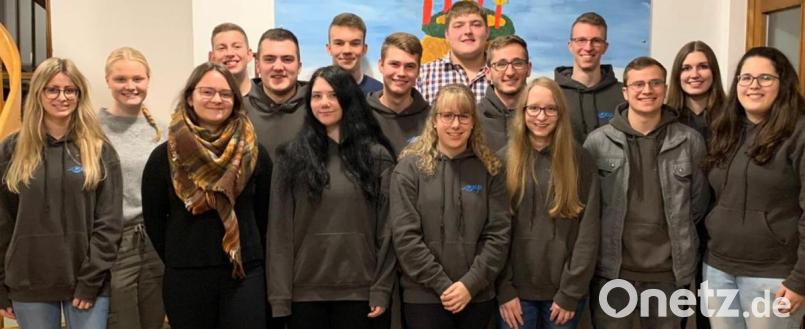 Die Katholischen Landjugendbewegung stellt seit fast fünf Jahrzehnten einen Aktivposten in der Pfarrei und im Vereinsleben der Gemeinde dar. Im Bild das neue Fürhungsgremium und die ausgeschiedenen Vorstandsmitglieder: (von links) Melanie Thaller (Schriftführerin), Sophie Speckner, Julia Ritter, Laurin Wiesnet, Jonas Renner und Anna Pittner (beide Beisitzer), Fabian Wiesnet, Daniel Kraus (Kassier), Lea Fehlner und Lukas Lehner (beide Beisitzer), Lukas Heindl und Lucia Bauer (stellvertretende Vorsitzende), Oliver Schneider (Vorsitzender), Nils Schramm, Linda Bauer und Saskia Distler (Vorsitzende). Bild: lgc