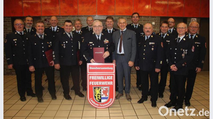 Höhepunkt der Dienstversammlung waren die Ehrungen langjähriger Führungskräfte durch den Feuerwehrverband des Landkreises. Es gratulierten die Führungskräfte, zudem auch Kreisbrandrat Andreas Wührl und der stellvertretende Landrat Roland Grillmeier (ganz vorne, 2. bzw. 3. von rechts). Bild: wro