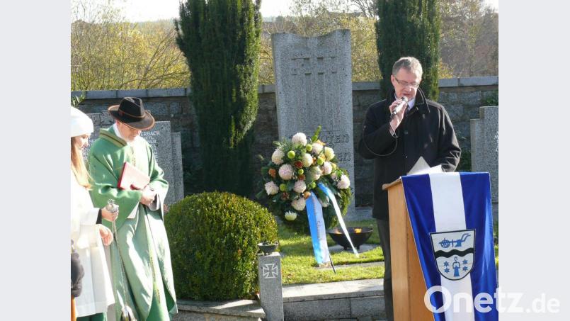 Franz Grabinger bei der Ansprache zum Volkstrauertag für die Gemeinde Schwarzach am Friedhof in Unterauerbach Bild: ga