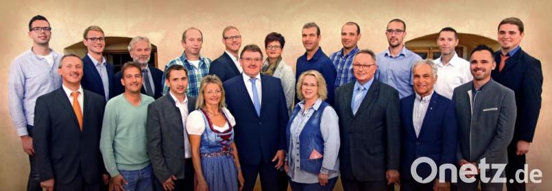 20 Kandidaten nominiert die Wählergemeinschaft Arbeitnehmer-Eigenheimer aus Vilseck für die Stadtratswahl. Listenführer ist Hans-Martin Schertl (vorn, Fünfter von links), der seinen Bürgermeisterposten verteidigen will. Bild: exb